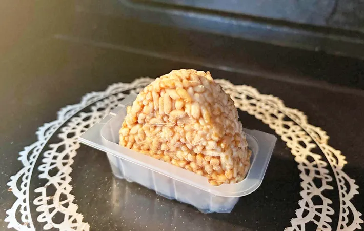 『山盛りしょうが！スープかけ焼きおにぎり』を作る写真（撮影：エニママ）