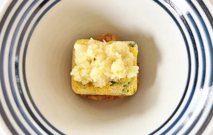 『山盛りしょうが！スープかけ焼きおにぎり』を作る写真（撮影：エニママ）