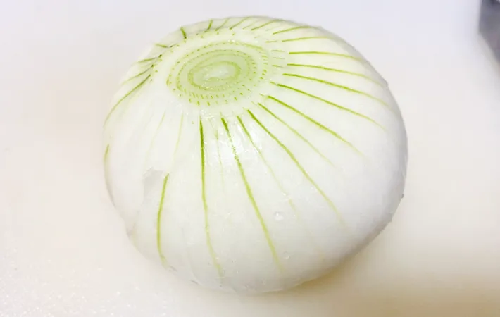 『新玉ねぎのバタぽんソテー』を作る写真（撮影：エニママ）