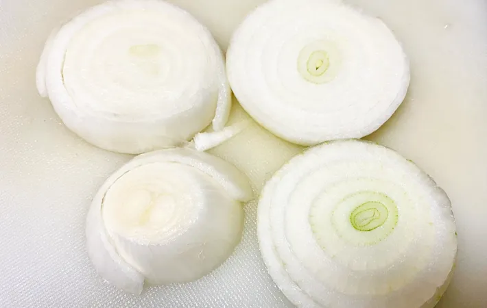 『新玉ねぎのバタぽんソテー』を作る写真（撮影：エニママ）