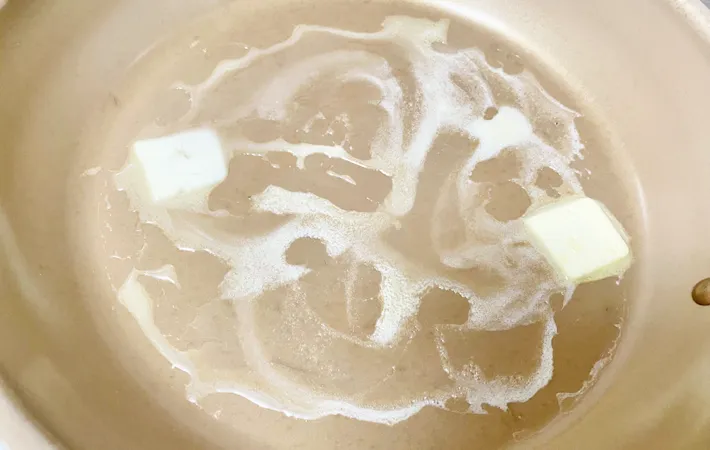 『新玉ねぎのバタぽんソテー』を作る写真（撮影：エニママ）