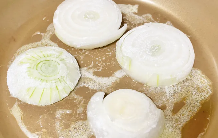 『新玉ねぎのバタぽんソテー』を作る写真（撮影：エニママ）