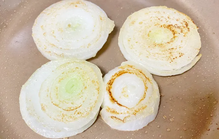 『新玉ねぎのバタぽんソテー』を作る写真（撮影：エニママ）