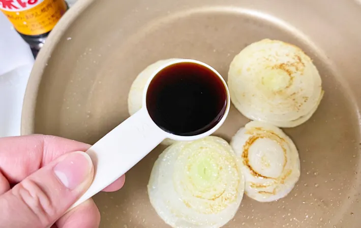 『新玉ねぎのバタぽんソテー』を作る写真（撮影：エニママ）