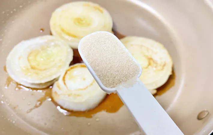 『新玉ねぎのバタぽんソテー』を作る写真（撮影：エニママ）