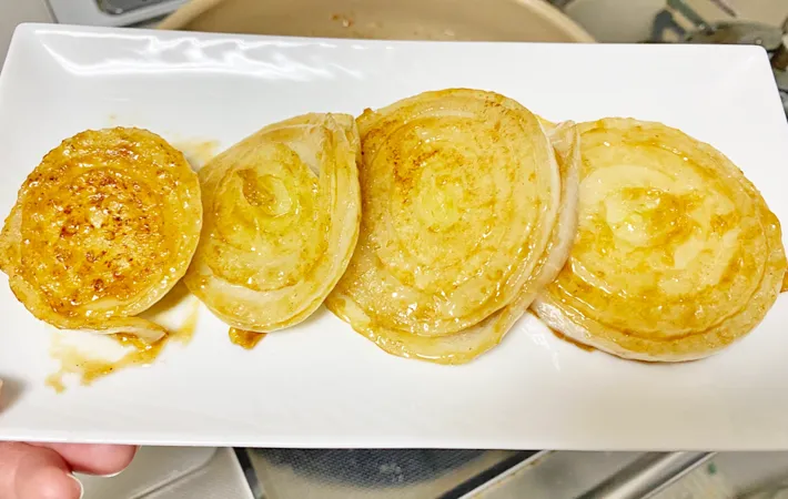 『新玉ねぎのバタぽんソテー』を作る写真（撮影：エニママ）