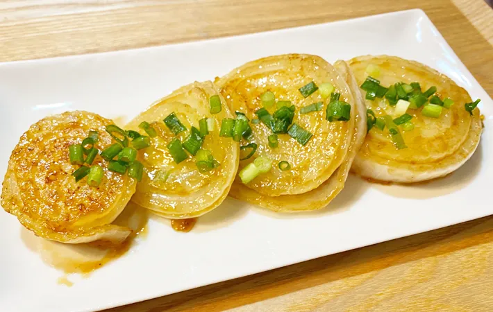 『新玉ねぎのバタぽんソテー』の完成写真（撮影：エニママ）