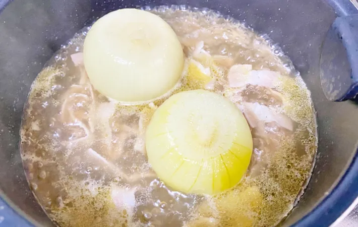 『まるごとたまねぎのスープ野菜』を作る写真（撮影：エニママ）