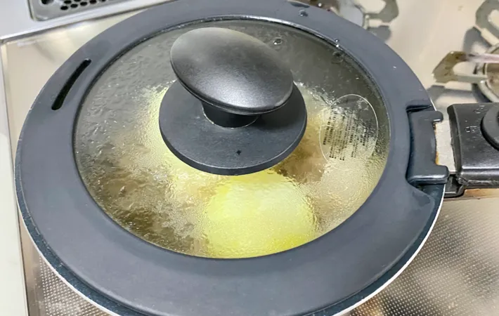 『まるごとたまねぎのスープ野菜』を作る写真（撮影：エニママ）