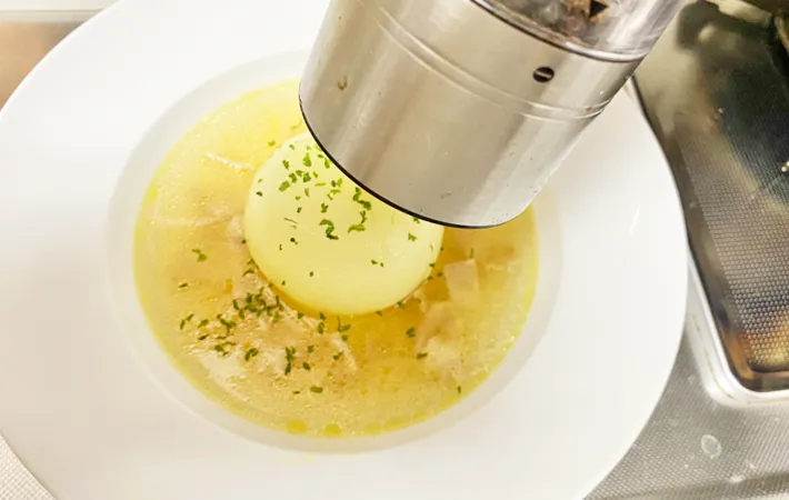 『まるごとたまねぎのスープ野菜』を作る写真（撮影：エニママ）