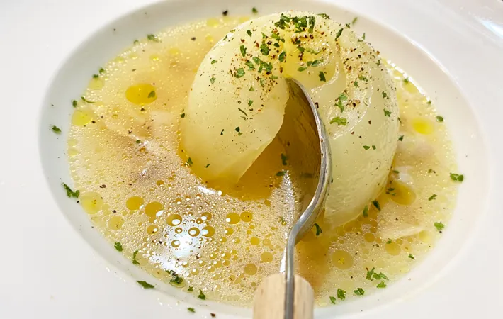 『まるごとたまねぎのスープ野菜』の完成写真（撮影：エニママ）