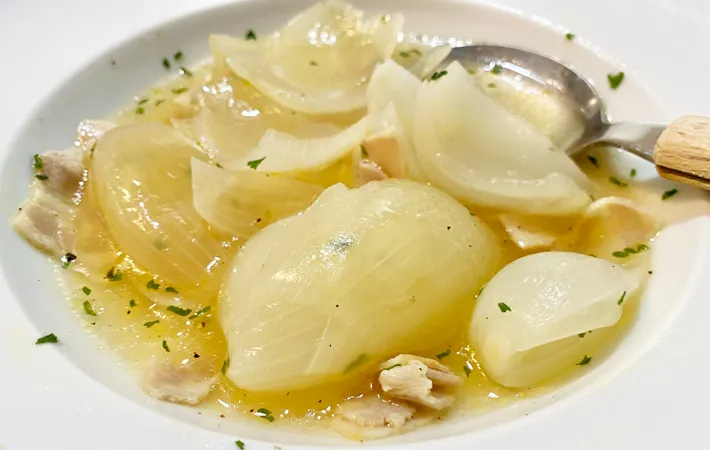 『まるごとたまねぎのスープ野菜』の完成写真（撮影：エニママ）