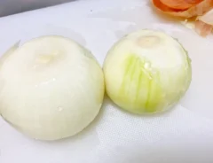 『まるごとたまねぎのスープ野菜』を作る写真（撮影：エニママ）