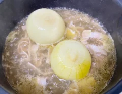 丸ごとタマネギスープを作る写真（撮影：エニママ）