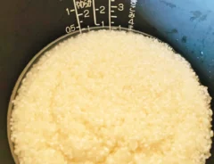 『1合の目盛りに入れた米と水』の写真（撮影：エニママ）