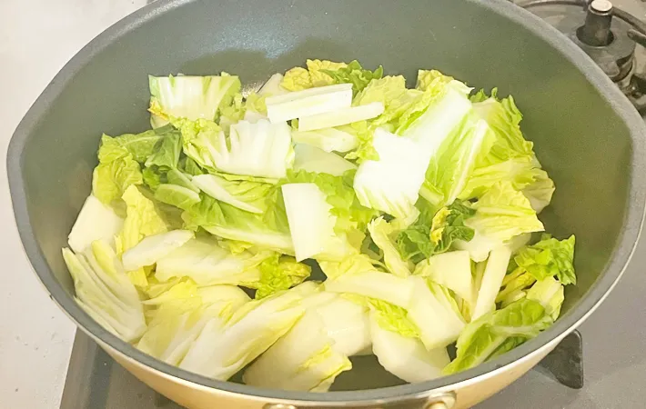 『白菜とベーコンのチーズ焼き』を作る写真（撮影：エニママ）