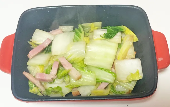 『白菜とベーコンのチーズ焼き』を作る写真（撮影：エニママ）