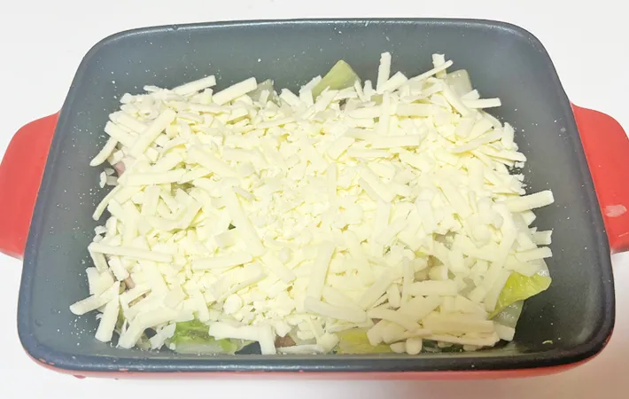 『白菜とベーコンのチーズ焼き』を作る写真（撮影：エニママ）