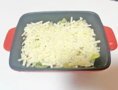 『白菜とベーコンのチーズ焼き』を作る写真（撮影：エニママ）