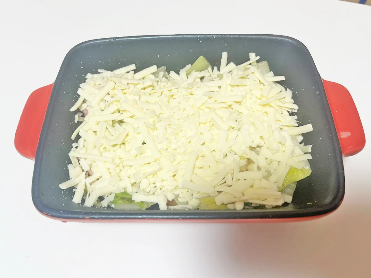 『白菜とベーコンのチーズ焼き』を作る写真(撮影:エニママ)