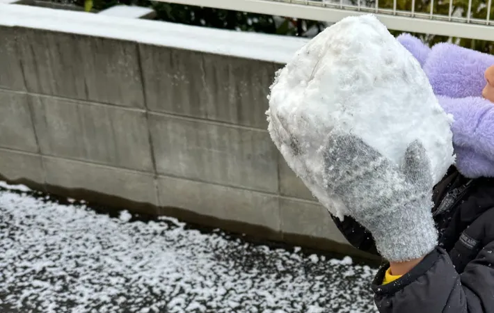 『雪だるまを作る子供』の写真（撮影：エニママ）