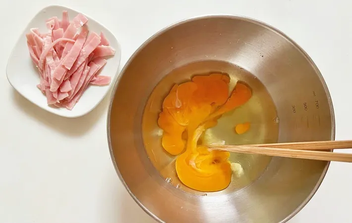 『ベーコンとコーン入りの玉子焼き』を作る写真（撮影：エニママ）