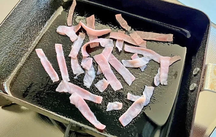 『ベーコンとコーン入りの玉子焼き』を作る写真（撮影：エニママ）