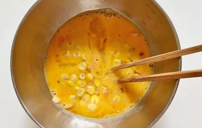 『ベーコンとコーン入りの玉子焼き』を作る写真（撮影：エニママ）