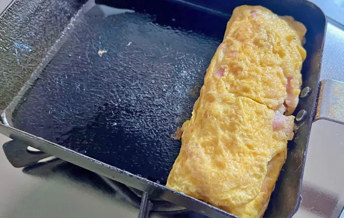 『ベーコンとコーン入りの玉子焼き』を作る写真（撮影：エニママ）