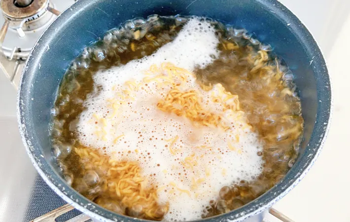 『神速！大胆丸ごとカマンディップチキンラーメン』を作る写真（撮影：エニママ）