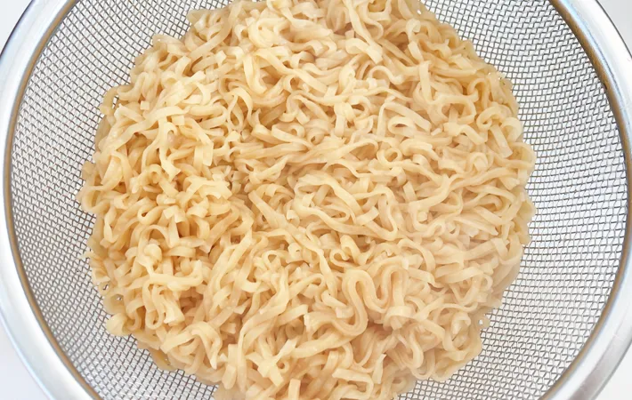 『神速！大胆丸ごとカマンディップチキンラーメン』を作る写真（撮影：エニママ）