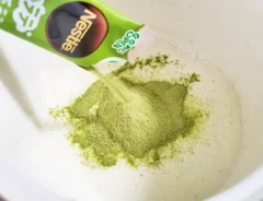 『“香る抹茶ラテ”の生チョコ』の材料を入れる写真（撮影：エニママ）"