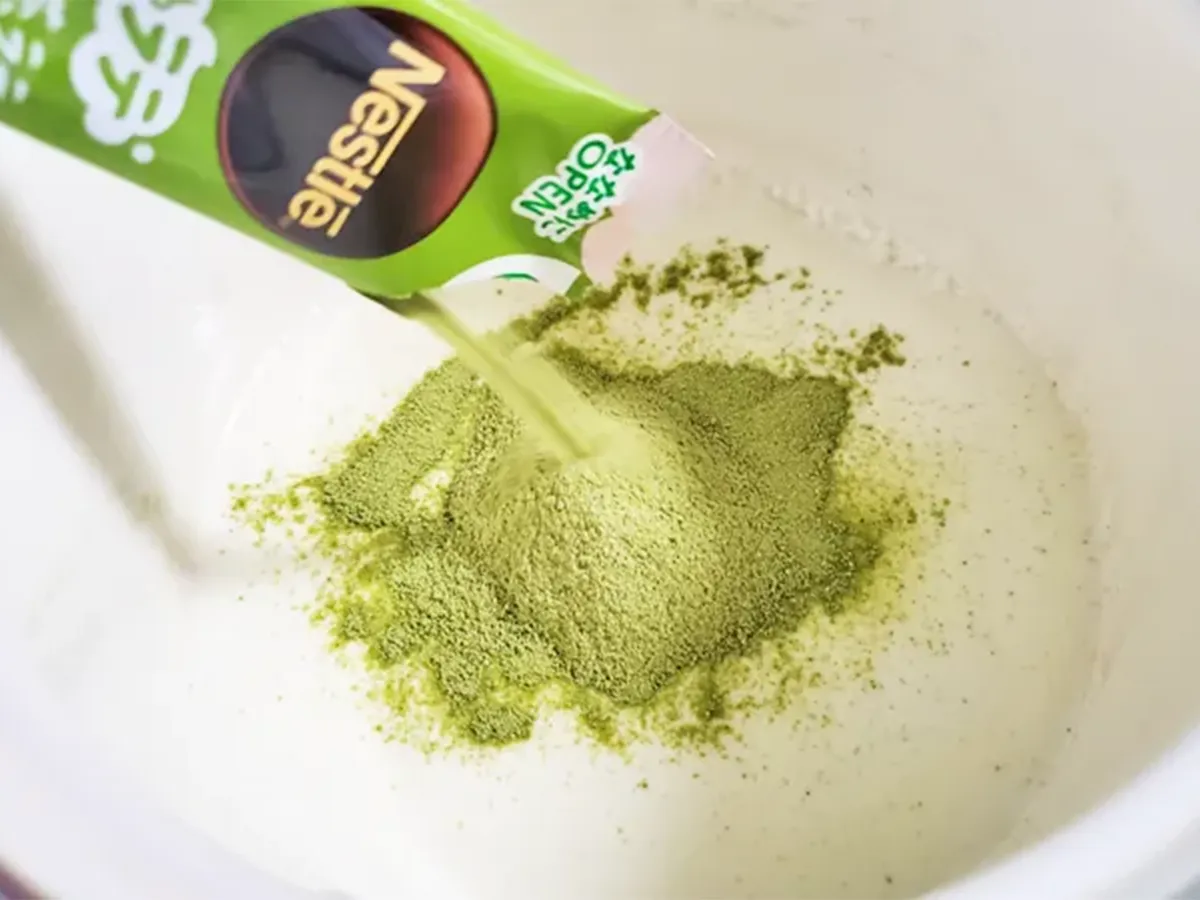 『“香る抹茶ラテ”の生チョコ』の材料を入れる写真(撮影:エニママ)"