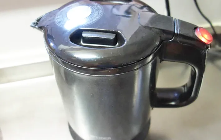 『わかめスープで簡単クッパ』を作る写真（撮影：エニママ）