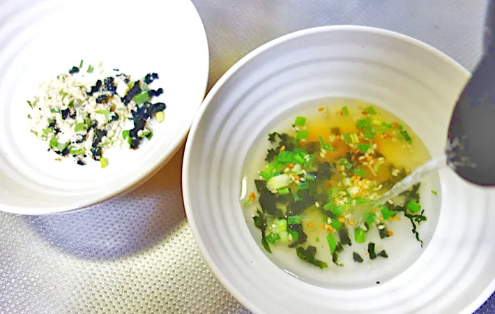 『わかめスープで簡単クッパ』を作る写真（撮影：エニママ）