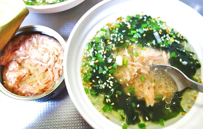 『わかめスープで簡単クッパ』を作る写真（撮影：エニママ）