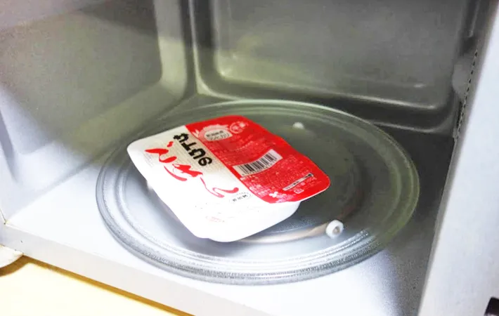 『わかめスープで簡単クッパ』を作る写真（撮影：エニママ）