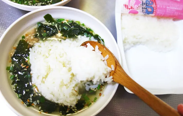 『わかめスープで簡単クッパ』を作る写真（撮影：エニママ）