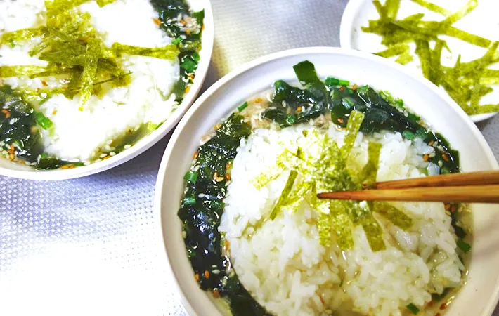 『わかめスープで簡単クッパ』を作る写真（撮影：エニママ）