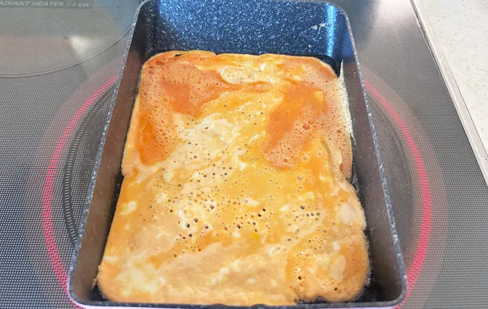 『トマトジュースでだし巻き』を作る写真（撮影：エニママ）