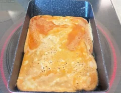 『トマトジュースでだし巻き』の卵を焼く写真（撮影：エニママ）