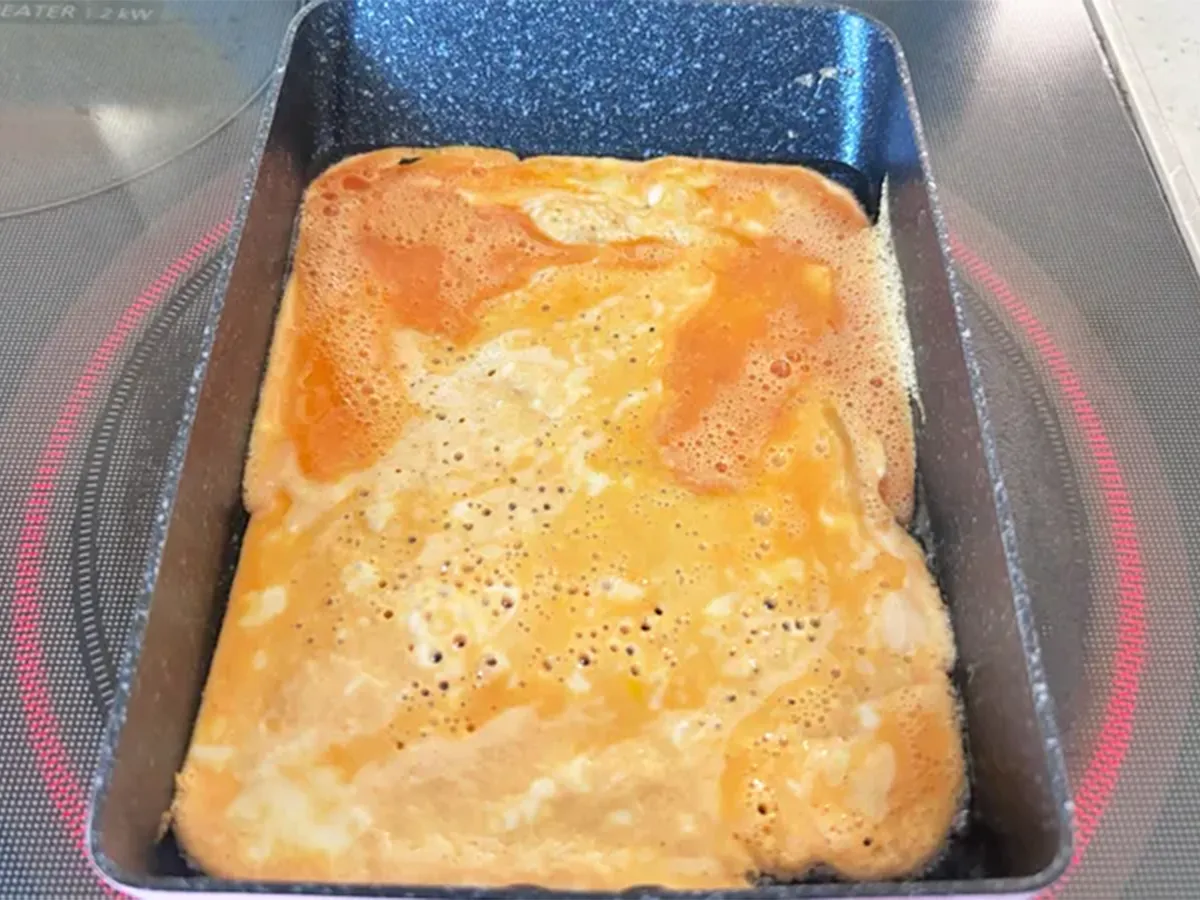 『トマトジュースでだし巻き』の卵を焼く写真（撮影：エニママ）