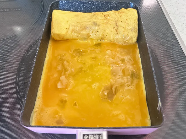 『ザーサイ入り玉子焼き』を焼く写真（撮影：エニママ）