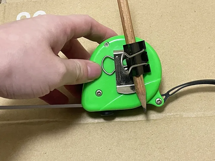 鉛筆、ダブルクリップ、メジャーを合わせた写真（撮影：grapeライフハック編集部）