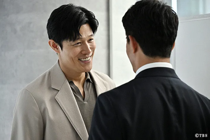 『リブート』に出演する鈴木亮平さんが写る場面写真