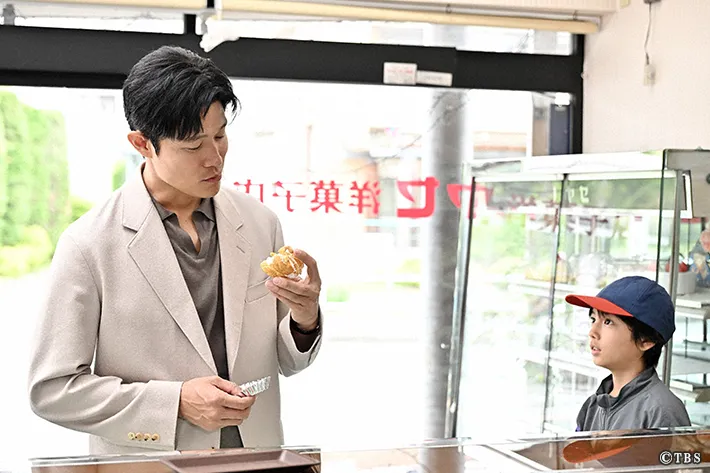 『リブート』に出演する鈴木亮平さんが写る場面写真