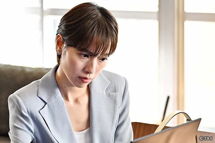 『リブート』に出演する戸田恵梨香さんが写る場面写真