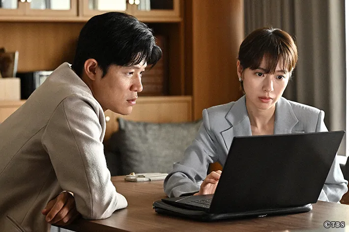 『リブート』に出演する鈴木亮平さんと戸田恵梨香さんが写る場面写真