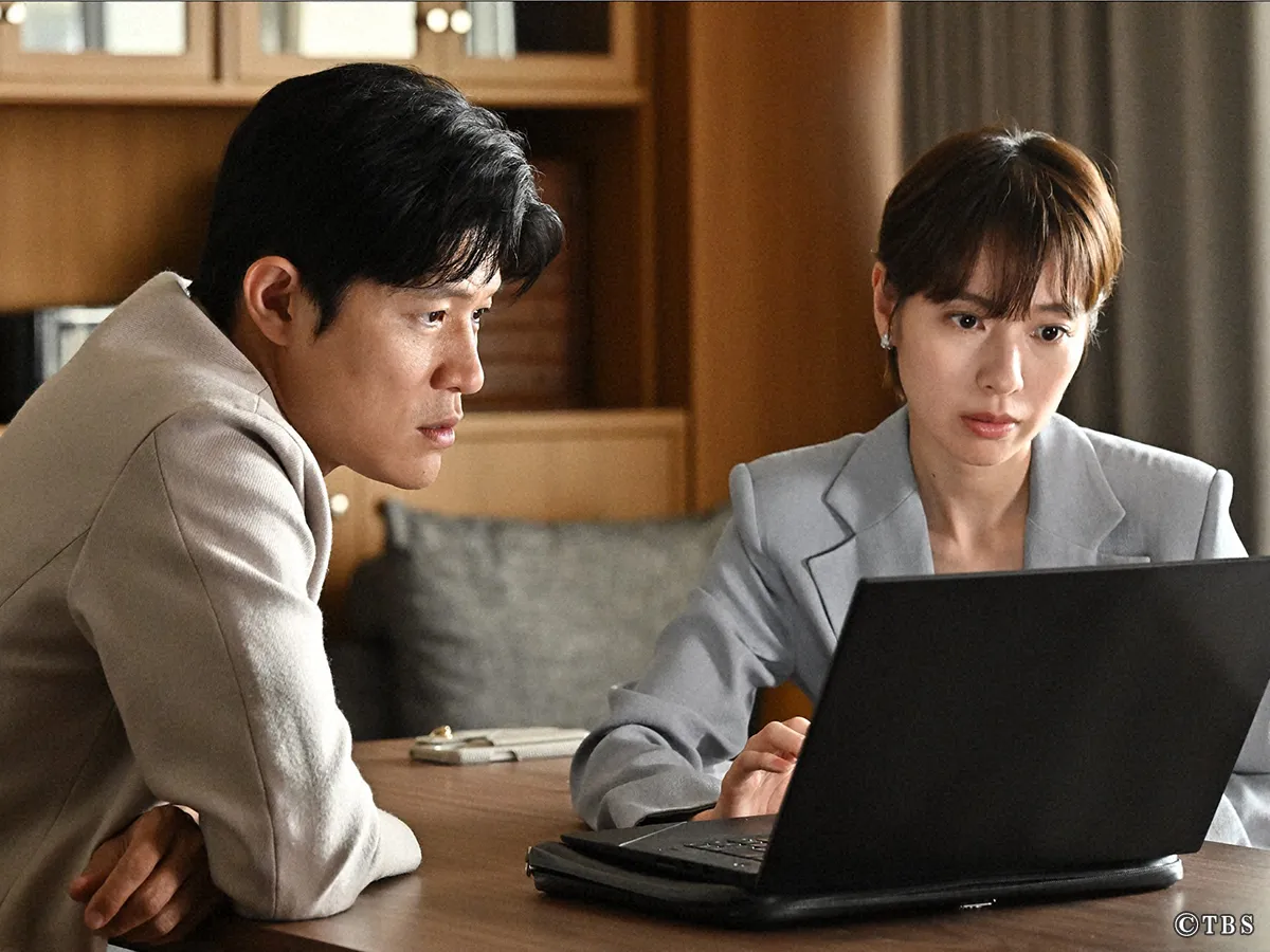 『リブート』に出演する鈴木亮平さんと戸田恵梨香さんが写る場面写真