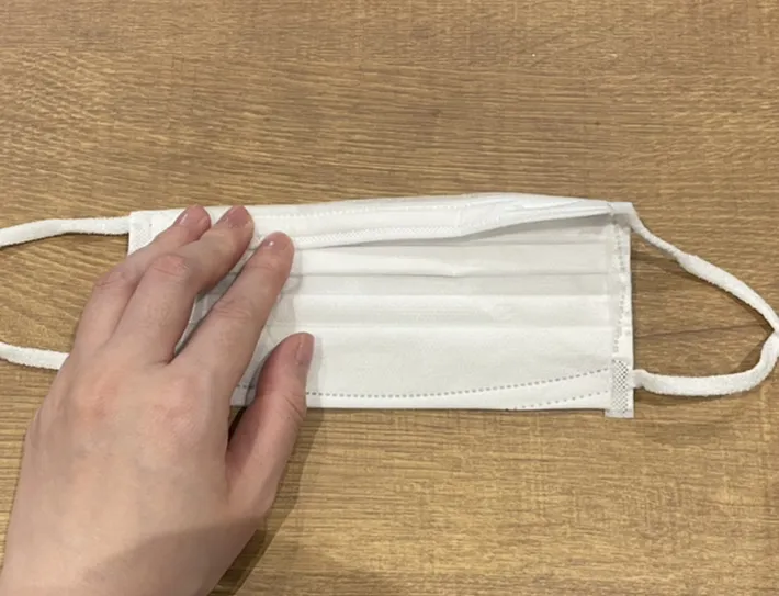 マスクを折り曲げる写真（撮影：grapeライフハック編集部）